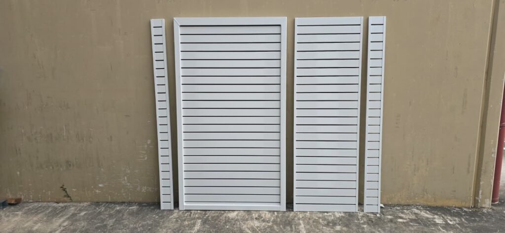 Aluminium horizontal slat panels and gate in Surfmist