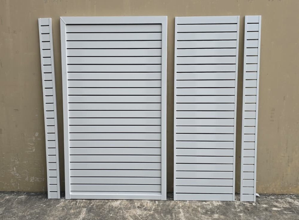 Aluminium horizontal slat panels and gate in Surfmist