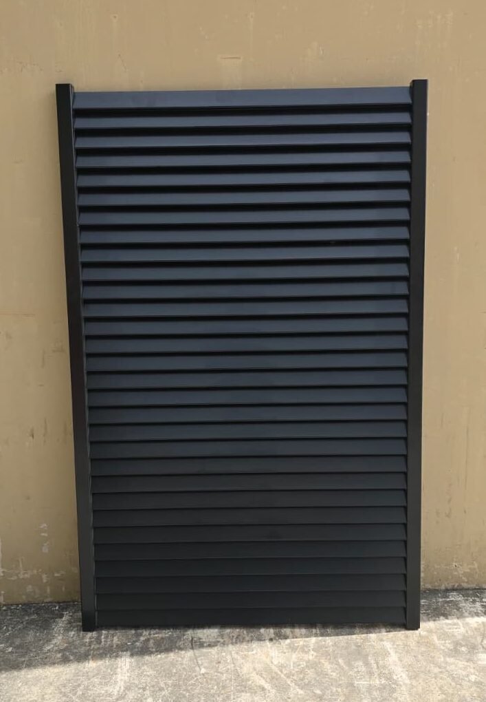 Louvered slat screening panel in black
