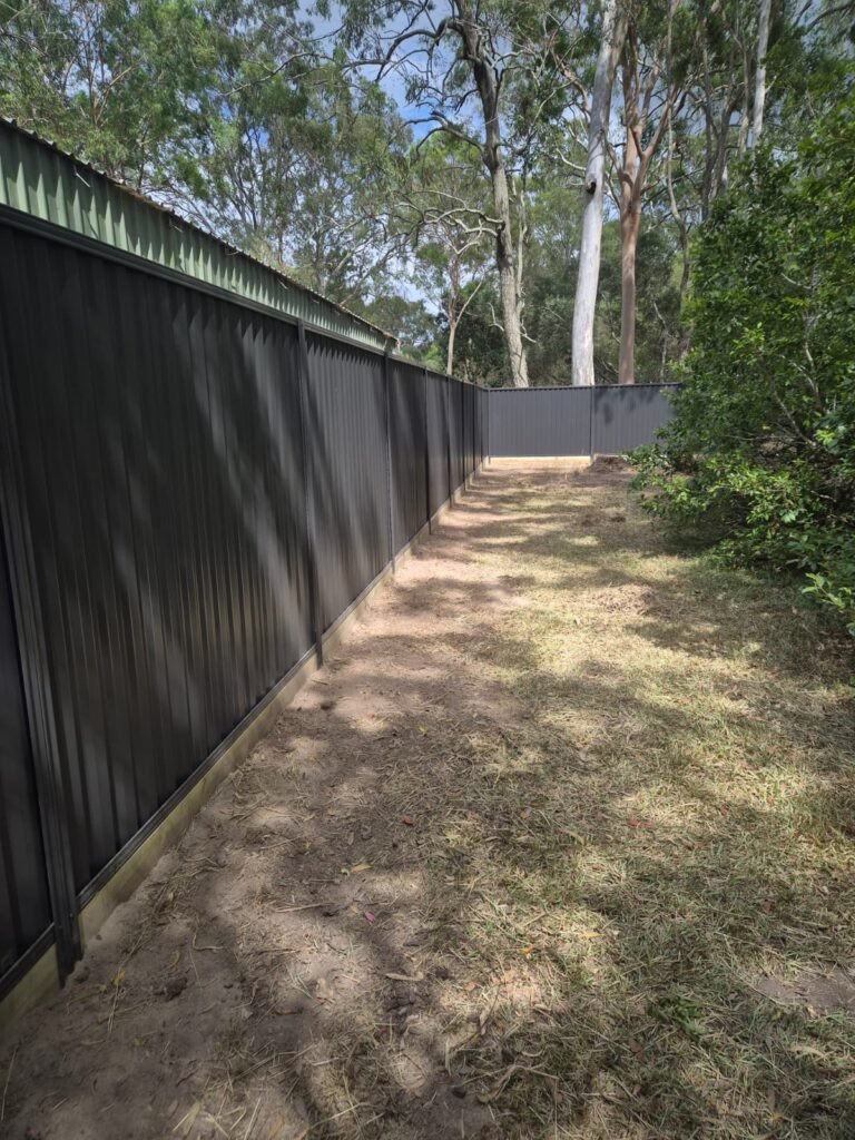 GramLine SawTooth ZigZag steel fence in Coke colour