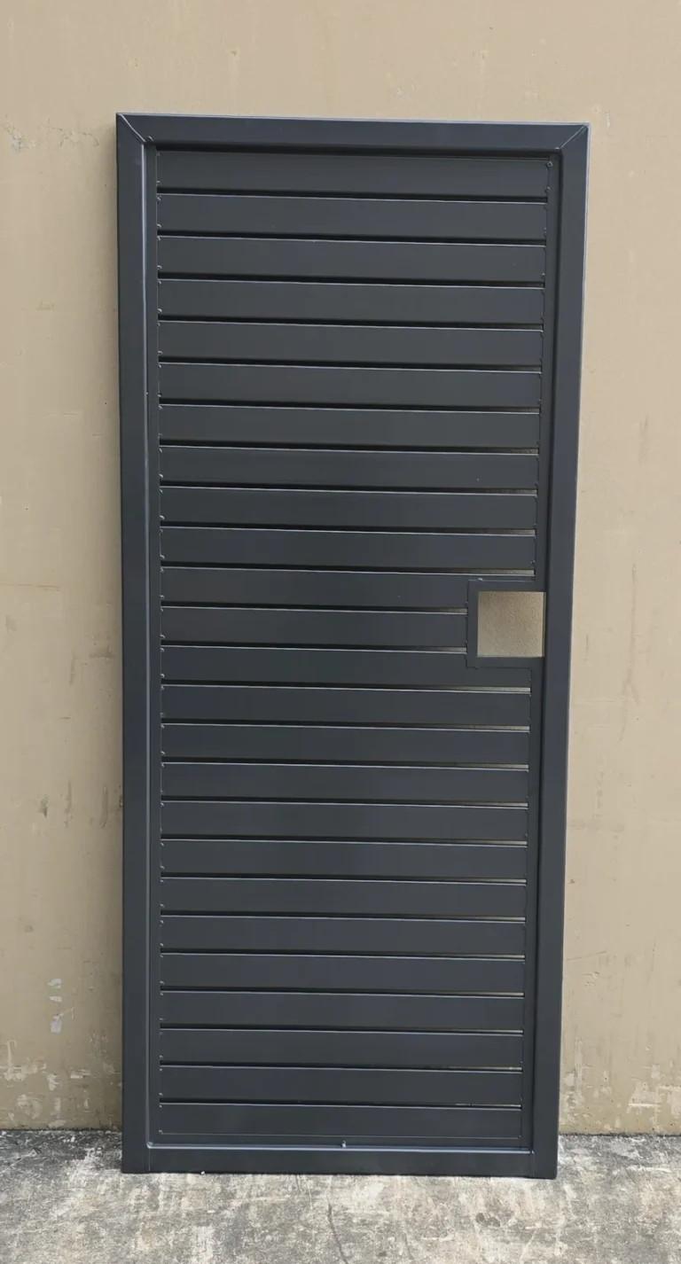 Aluminium slat gate with hand hole