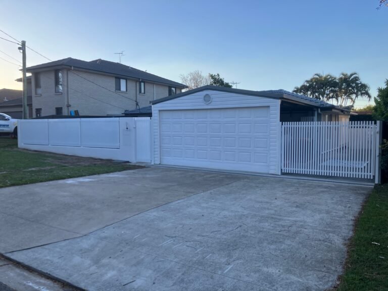 RAD batten fencing and pedestrian gate in Pearl White beside a double garage, aluminium batten panels supplied by Accolade Fencing Deception Bay