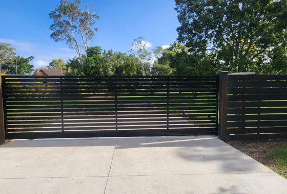 5m horizontal slat sliding gate in black aluminium
