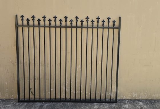 Fleur-de-Lis up-down picket top fence panel