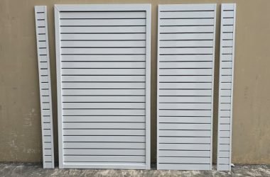 Aluminium horizontal slat panels and gate in Surfmist