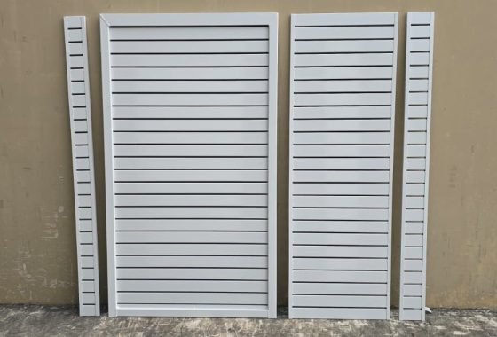 Aluminium horizontal slat panels and gate in Surfmist