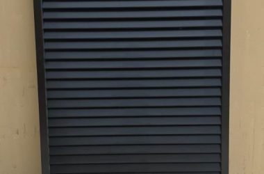 Louvered slat screening panel in black