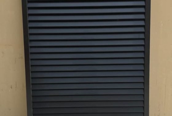 Louvered slat screening panel in black