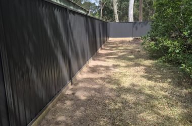 GramLine SawTooth ZigZag steel fence in Coke colour