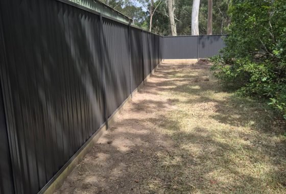 GramLine SawTooth ZigZag steel fence in Coke colour