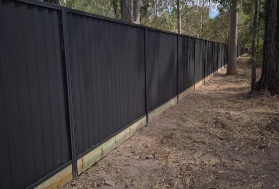 GramLine SawTooth ZigZag fence in Coke colour, installed boundary