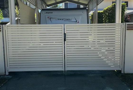 Custom aluminium slat double driveway gate