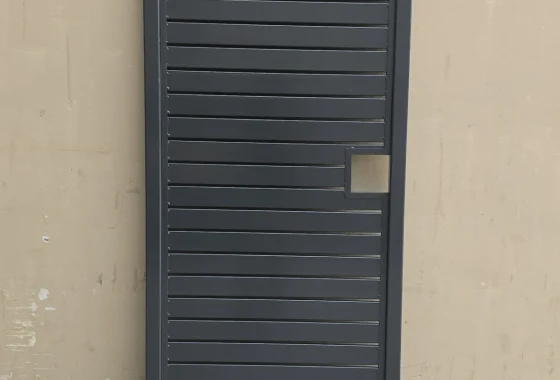 Aluminium slat gate with hand hole